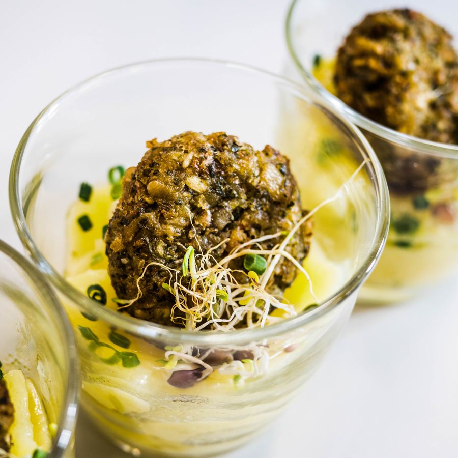 Bratling auf Kartoffelcreme mit Sprossen